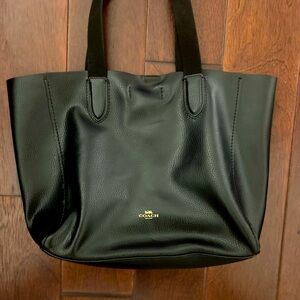Well loved simple coach leather tote. In used condition. Still has life left!